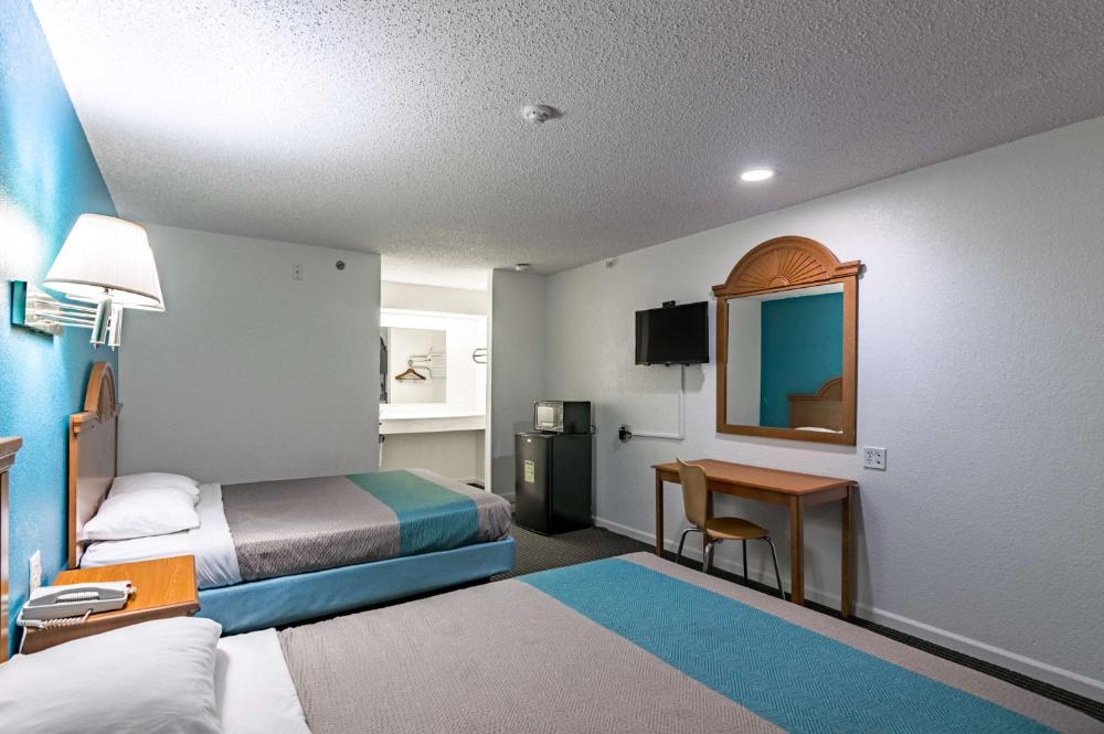 Deluxe Queen Room with Two Queen Beds - Non-Smoking interior